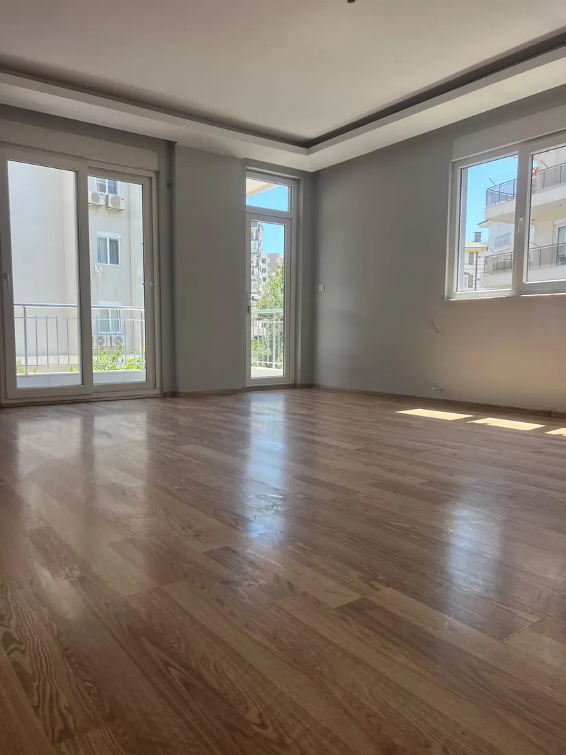 Boş daire temizliği sonrası parke zeminli salon