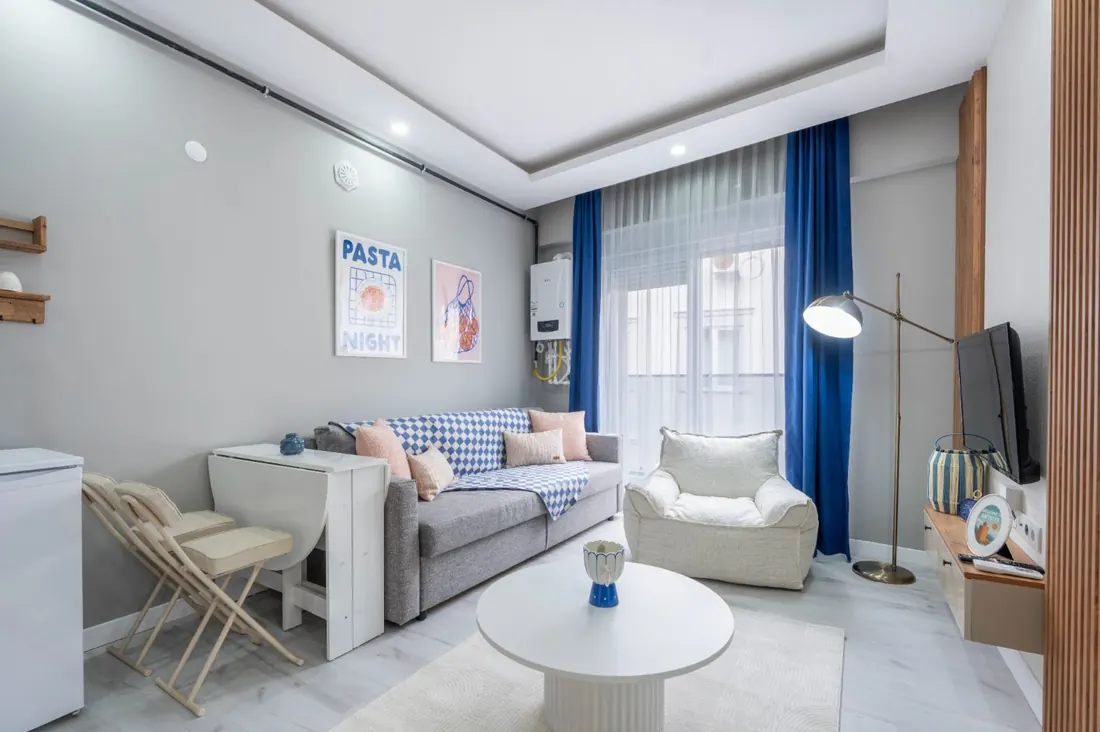 Temizliği tamamlanmış, misafire hazır salon