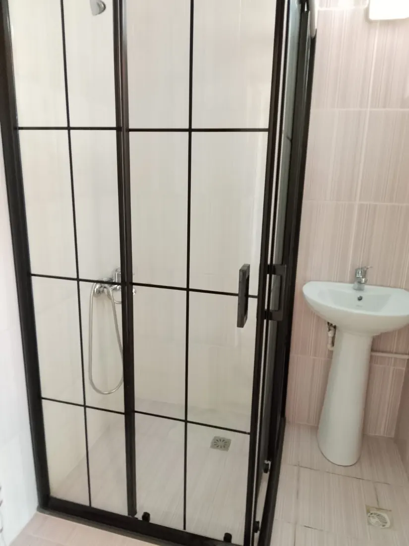 İnşaat sonrası temizlenmiş duş kabini ve lavabo