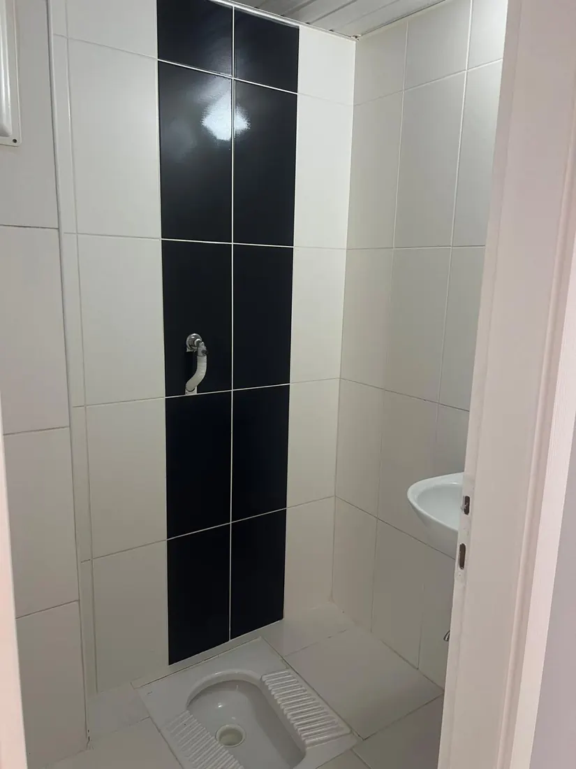 Tadilat sonrası temizlenmiş banyo duvar fayansları